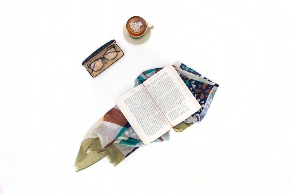 Libro, café y lentes de lectura